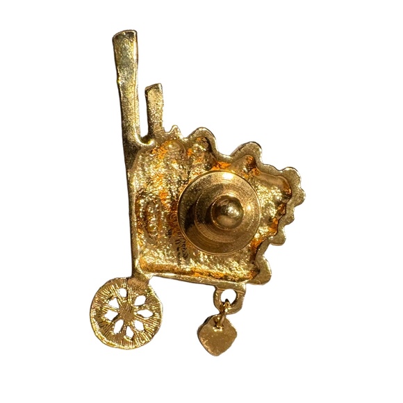 Avon Brooch Gold Red Garden Of Love Wheelbarrow Hearts Vintage Enamel - Picture 3 of 3